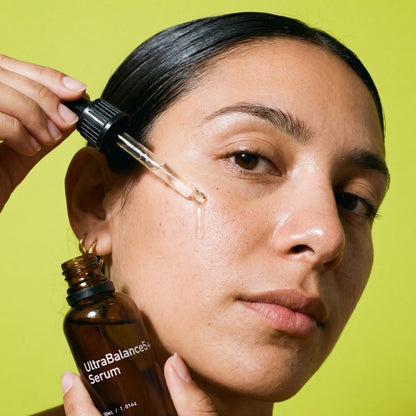 Cómo se usa: una gota de UltraBalance5+ Serum con el gotero sobre la piel limpia