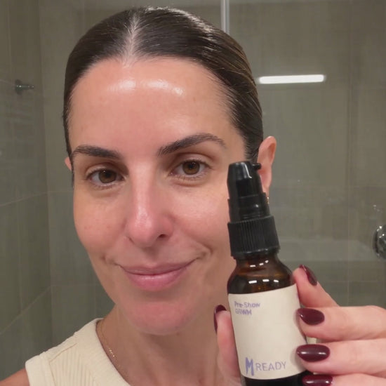 Aplicación del Pre-Show Serum GRWM sobre el rostro