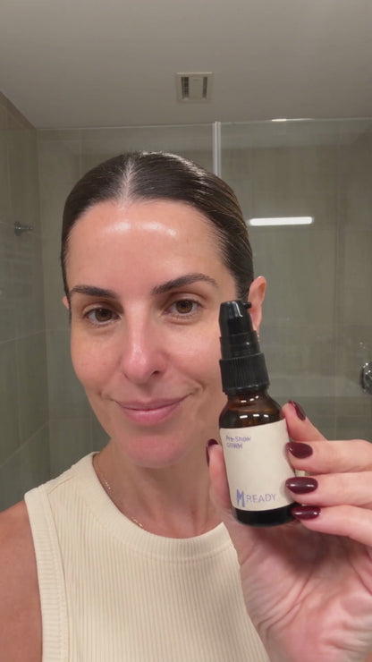 Aplicación del Pre-Show Serum GRWM sobre el rostro