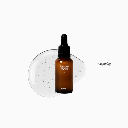 VEGAPLAY® SERUM FACIAL DÍA - Ácido Hialurónico, Frambuesa y Maqui