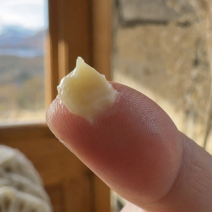 Textura mantecosa del bálsamo en la yema del dedo